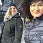 Der Gang zum Friseur kann unglücklich enden, also haben wir uns Wigs gekauft! Total cool!