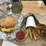 Der wohlverdiente Double Cheese all the way mit  Cajun Fries. Die Medaille darf nicht fehlen